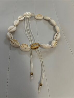 Adjustable shell necklace